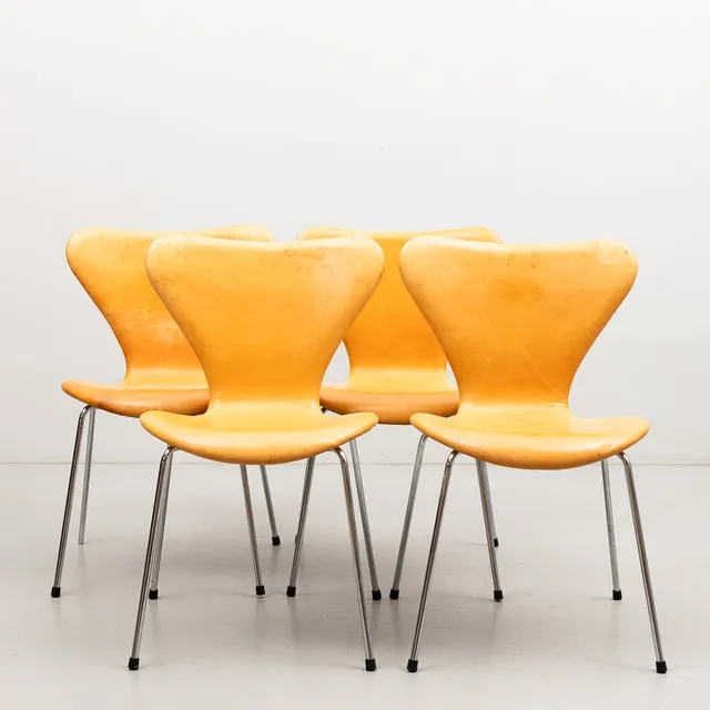 ARNE JACOBSEN. Stolar, 4 st, naturläder, "Sjuan", Fritz Hansen, Danmark. 1997.