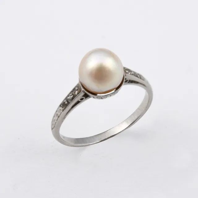 A DIAMOND & PEARL RING.