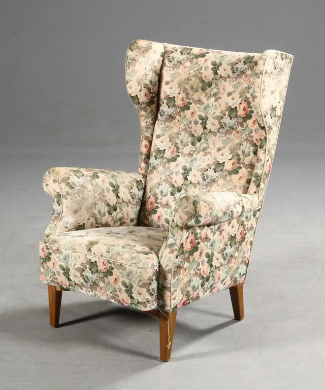 Fritz Hansen. Højrygget øreklapstol model 8023, blomstret stof