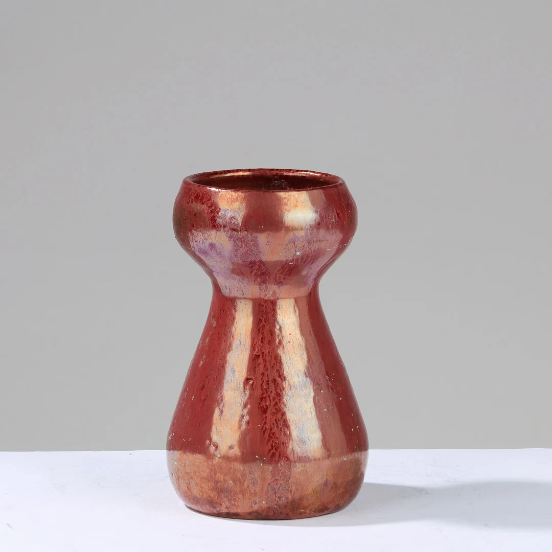 JENS PETERSEN (1890-1956). Art Nouveau hyacinth vase af keramik med lustreglasur ca. 1920, signeret i bunden. — European — Palsgaard Kunstauktioner
