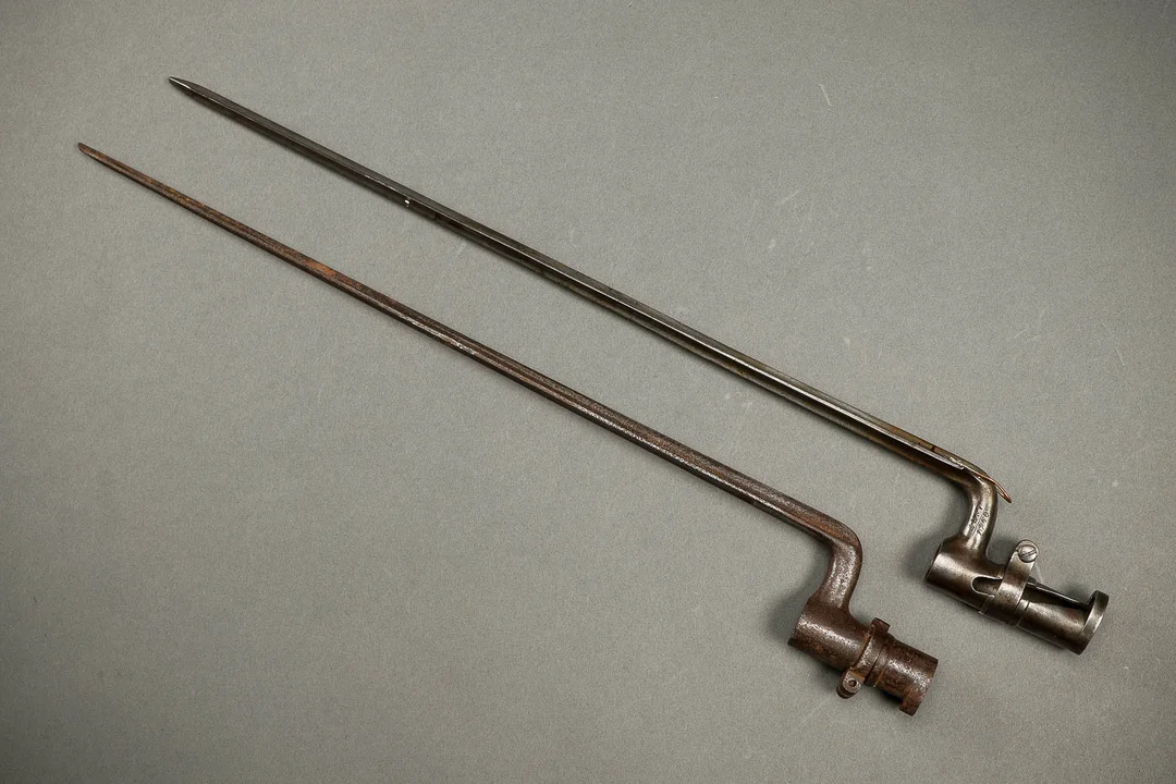 To dølle bajonetter. (2) — Hunting, fishing, arms and militaria/Militaria and collectible arms — Lauritz