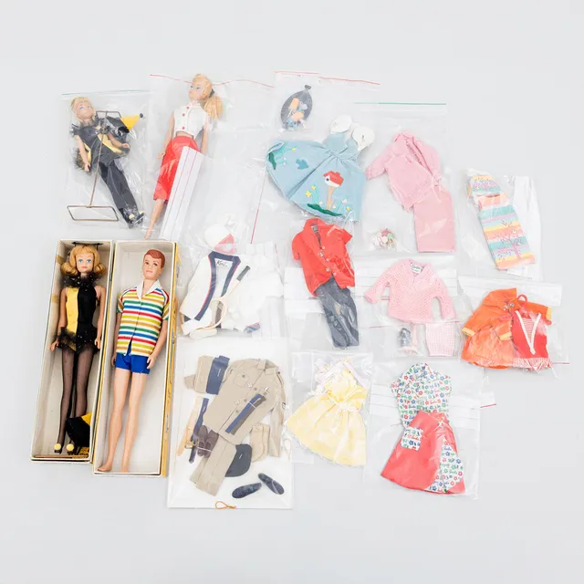 MATTEL INC. "Barbie Swirl Ponytail", "Midge", "Allan", "Skipper" med kläder och tillbehör, 1960-tal.