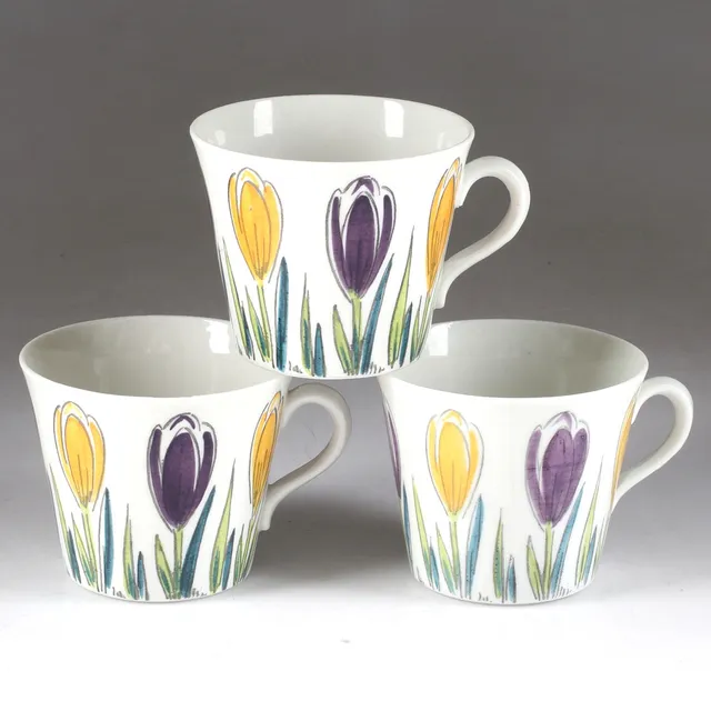 ELLEN MORTENSEN. Tekoppar, 3 st, "Crocus", Uppslala Ekeby, Gefle, 1900-talets mitt.