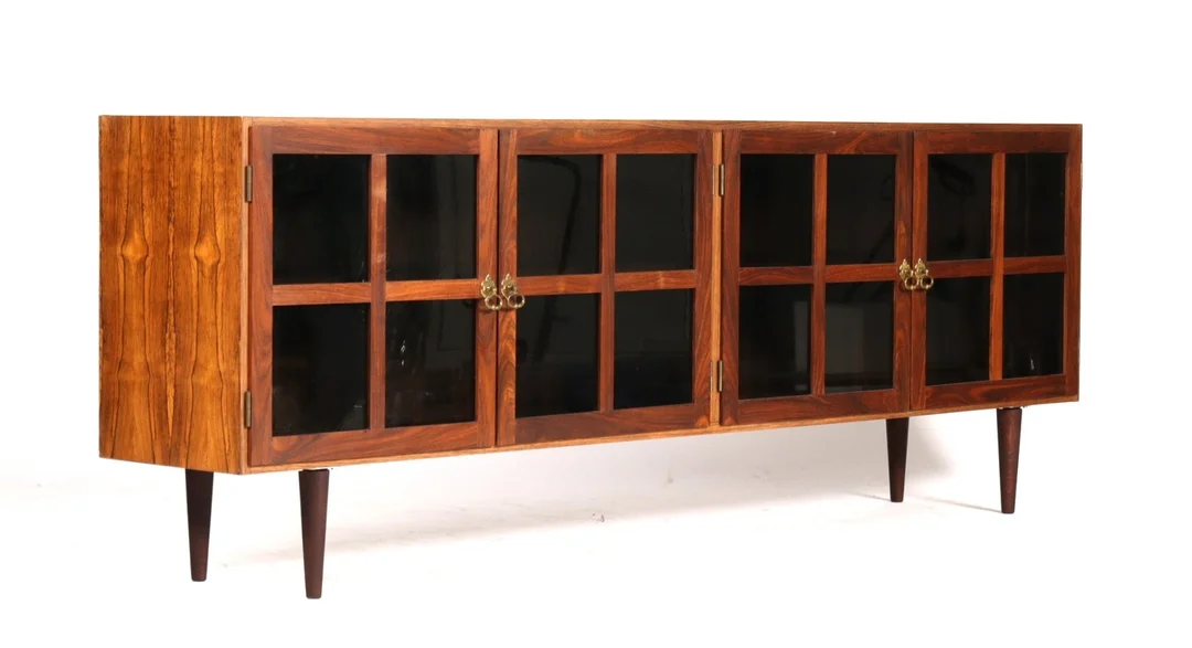 Danish furniture manufacturer, long display case, rosewood, 1960s — Furniture/Cabinets, chests of drawers — Lauritz