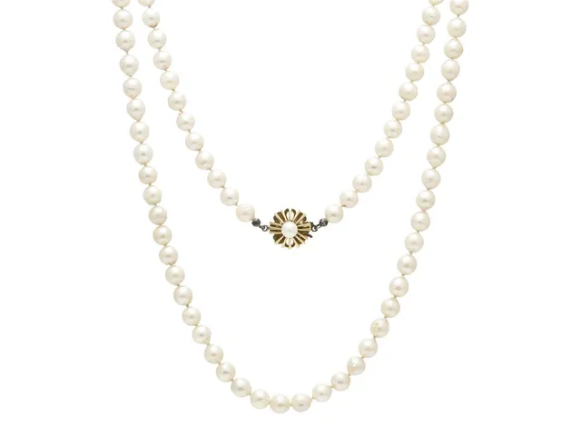 PÄRLCOLLIER, odlade pärlor ca 6,5-7,0 mm, lås i 18K guld, längd 71 cm, knutet, vikt 39,5 g.