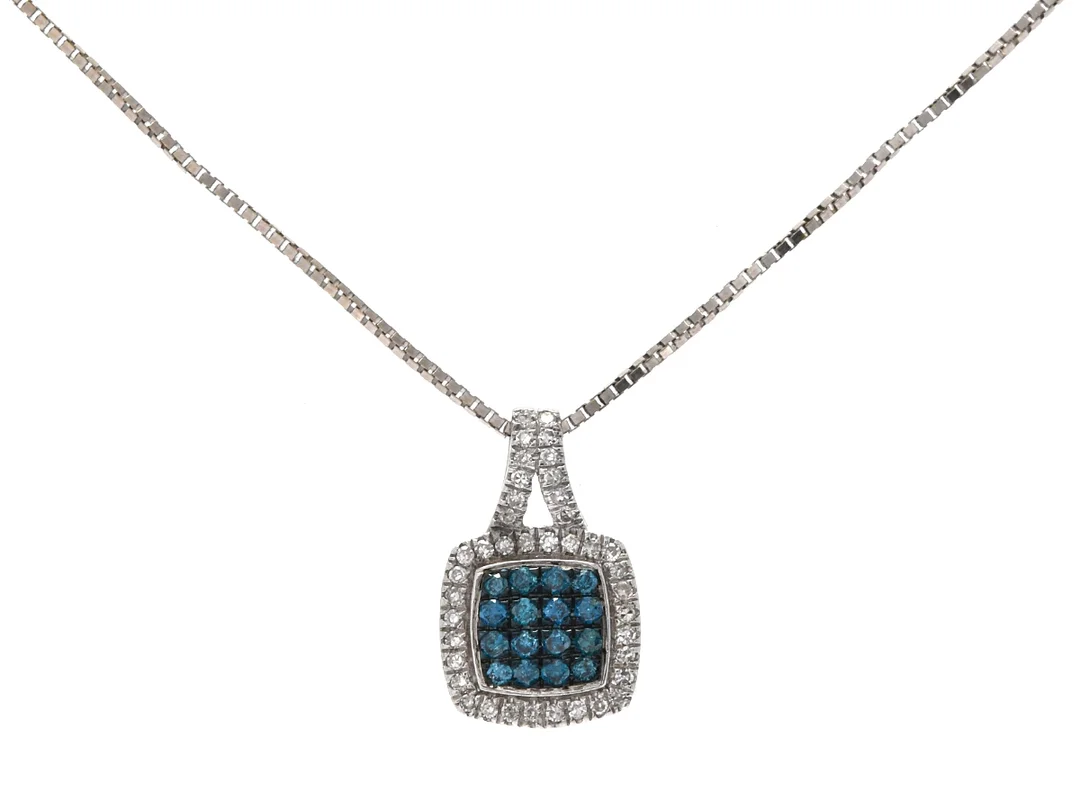 HÄNGE/KEDJA, 18K vitguld, blå behandlade diamanter ca 0,16 ctv, åttkantslipade diamanter ca 0,10, längd 42 cm, vikt 3,2 g. — Smycken/Hänge med kedja — Kaplans
