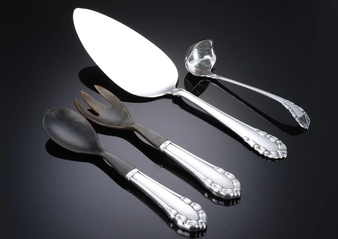Georg Jensen. 'Liljekonval' serveringsdele af sølv og sterlingsølv (4) — Silver, bronze, copper and pewter/Silver flatware — Lauritz