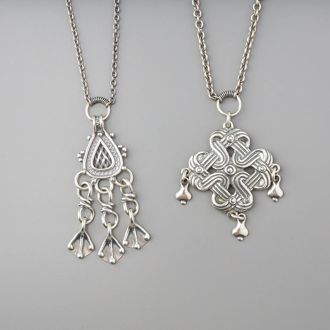 HALSSMYCKEN, 2 st, silver, kalevala Koru, Helsingfors 1994 och 1996. — Brooches & Pendants — Stockholms Auktionsverk Helsinki