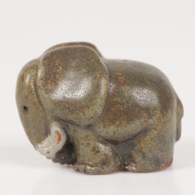 CARLA HOLM. Miniatyrfigurin, elefant, glaserat stengods, Höganäs, signerad.