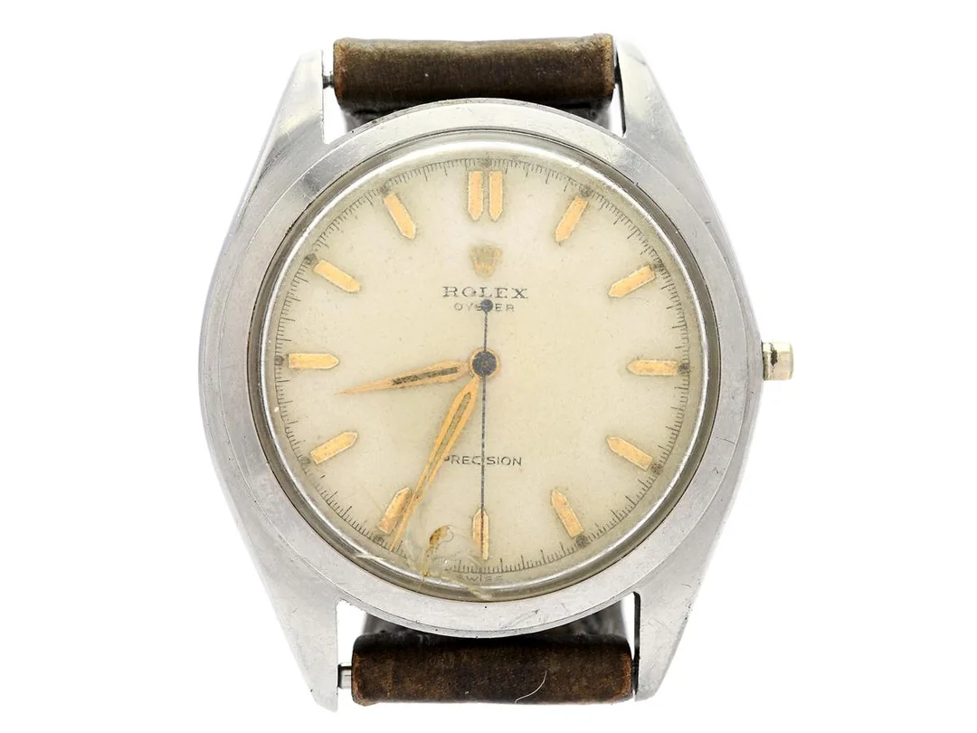 ROLEX, Oyster, Precision, Ref nr. 6024, Serie nr. 866667, Cal 710, Verk nr. 33798, Boett nr. 6024, herrur, 36 mm, stål, manuell, plexiglas (skadat), skadad urtavla, defekt (går ej, akut servicebehov), OBS: saknar krona/ställaxel, läderband, originalspänne i stål, ca 1953. — Klockor/Rolex — Kaplans