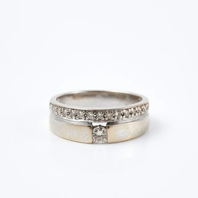 RING, 18 k vitguld, briljantslipade diamanter, totalt ca 0,39 ct, varav centersten ca 0,17 ct.