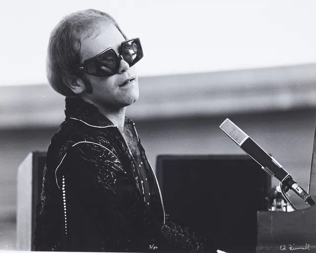 ED FINNELL (USA/SVERIGE, FÖDD 1956). Sir Elton John, "Goodbye Yellowbrick Road tour", Balboa Park, San Diego,September 1, 1973, signerad Ed Finnell, numrerad 5/50, analogt fotografi (darkroom made) silvergelatin, ilford multigrade v rc-papper.