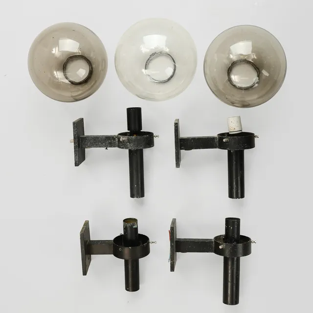 DANSK DESIGN. Sæt på fire udendørs væglamper af sortlakeret metal med tre skærme af glas, antageligt dansk lampeproducent, Danmark, (4+3).