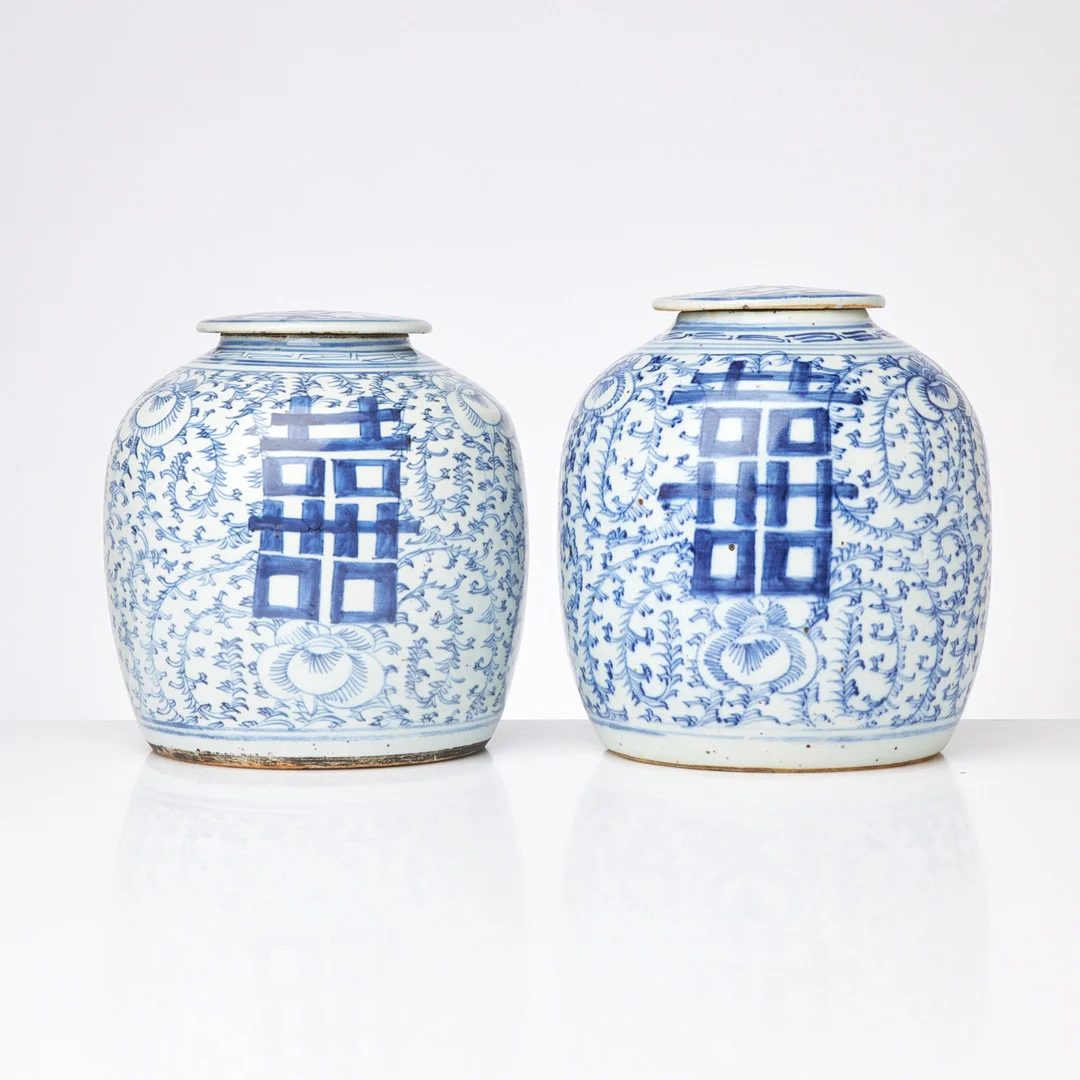 BOJANER med lock, 2 st, Kina, porslin, 1800/1900-tal, dekor av bladverk i underglasyrblått. — Ceramics & Porcelain — Stockholms Auktionsverk Sickla