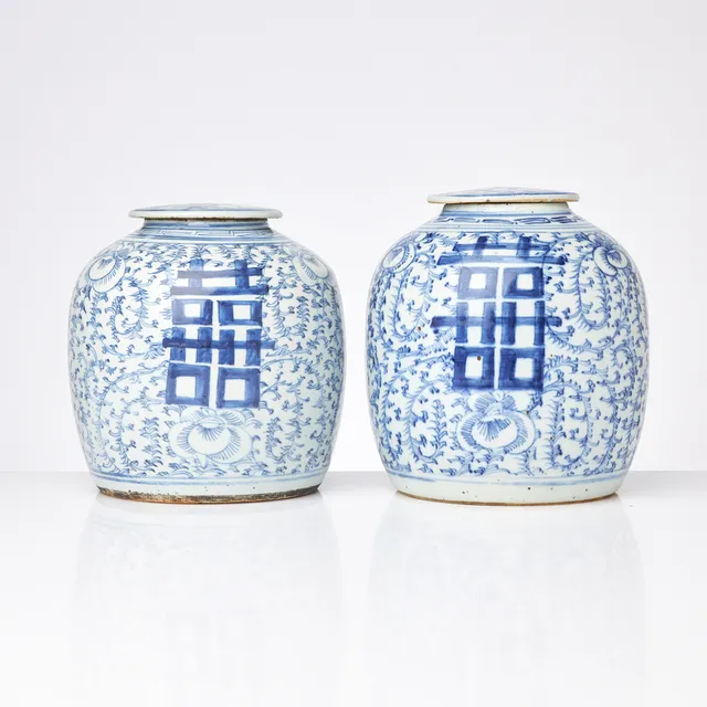 BOJANER med lock, 2 st, Kina, porslin, 1800/1900-tal, dekor av bladverk i underglasyrblått.