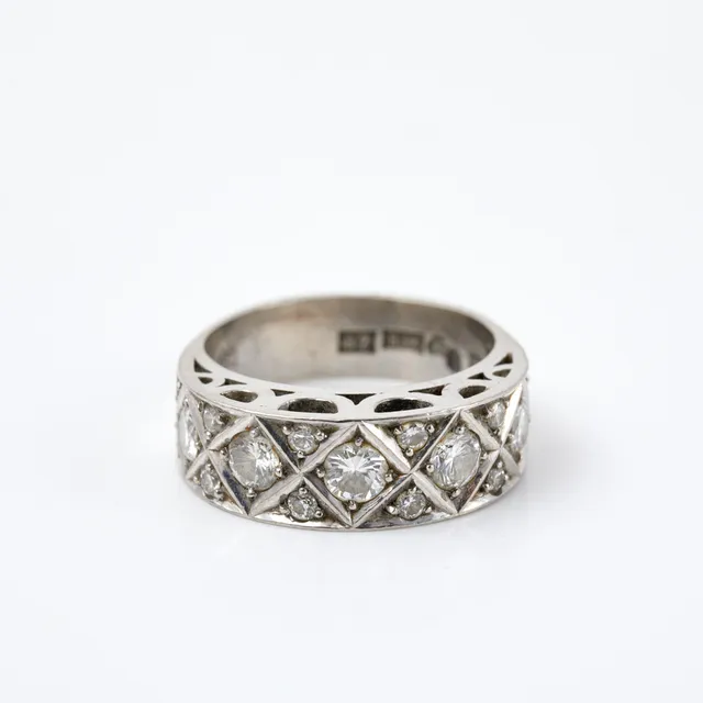 RING, 18 k vitguld, 17 briljantslipade diamanter, 0,86 ct enligt gravyr, Stigbert, Heribert Engelbert, Stockholm 1950.