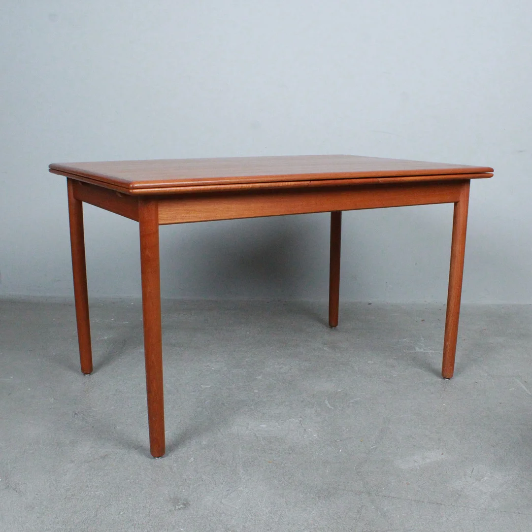 Ausziehbarer Esszimmertisch der 1970er, Teak, Denmark. — Dining tables — Stockholms Auktionsverk Düsseldorf/Neuss