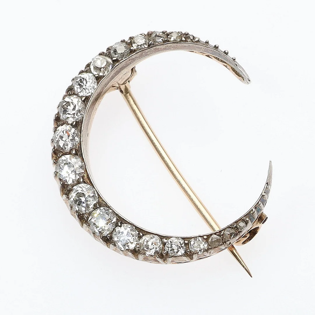 A VICTORIAN 9CT GOLD AND DIAMOND CRESCENT SHAPED BROOCH. — Brooches & Pendants — Young's Auctions