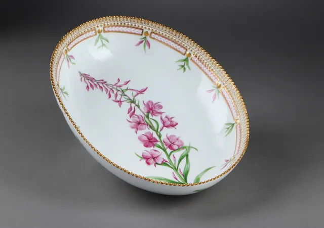 Royal Copenhagen. 'Flora Danica' oval skål, nr. 20/3507