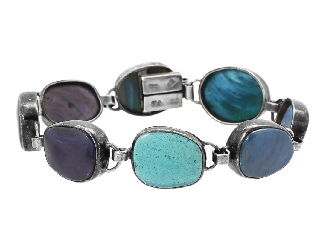 ARMBAND, silver, bergslagssten, Bergslagssmycke O Nordström Firma, Skinnskatteberg 1966, längd 19 cm, vikt 29,8 g. — Smycken/Armband — Kaplans