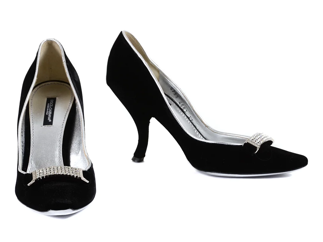 SKOR, DOLCE&GABBANA, Svart sammet med strass spänne, klack 9 cm, stl 37, skokartong. — Kläder/Skor — Kaplans