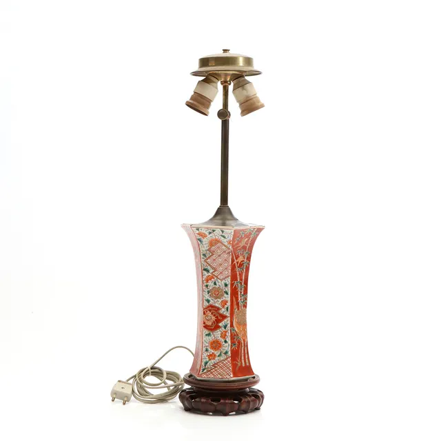 VAS KONVERTERAD TILL BORDSLAMPA. Porslin med imaridekor. Kina, tidigt 1900-tal.