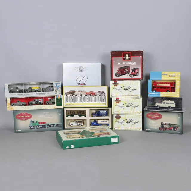 A COLLECTION OF BOXED DIECAST VEHICLES (QTY).