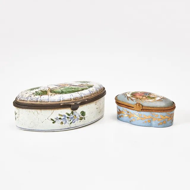 DOSOR, 2 st., 18-1900-tal, montering i mässing, fajans, resp porslin, en märkta.