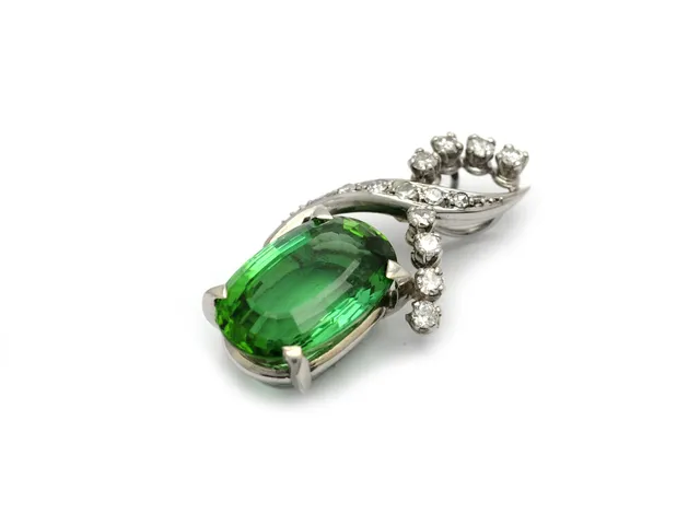 HÄNGE, platina, 2,9 x 1,5 cm, blågrön turmalin ca 6,40 ct, 14 diamanter (8 briljantslipade och 6 åttkantslipade) ca 0,32 ctv, ca TW-W/VS, vikt 5,4 g.