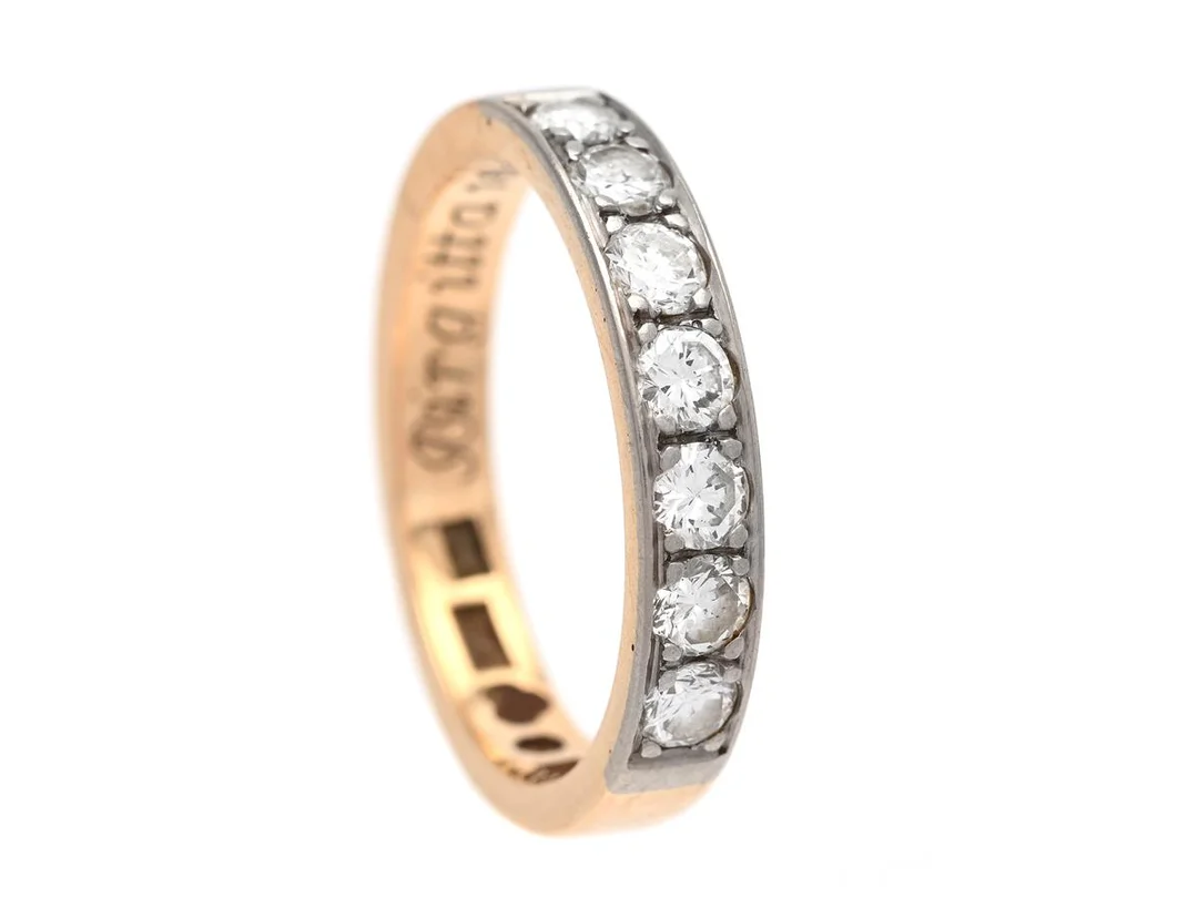 ALLIANSRING, 18K guld/vitguld, 7 briljantslipade diamanter 0,51 ctv, ca TW/VS, stl 16,5 mm, vikt 3,6 g, gravyr Birgitta 16 8 73. — Smycken/Alliansring — Kaplans