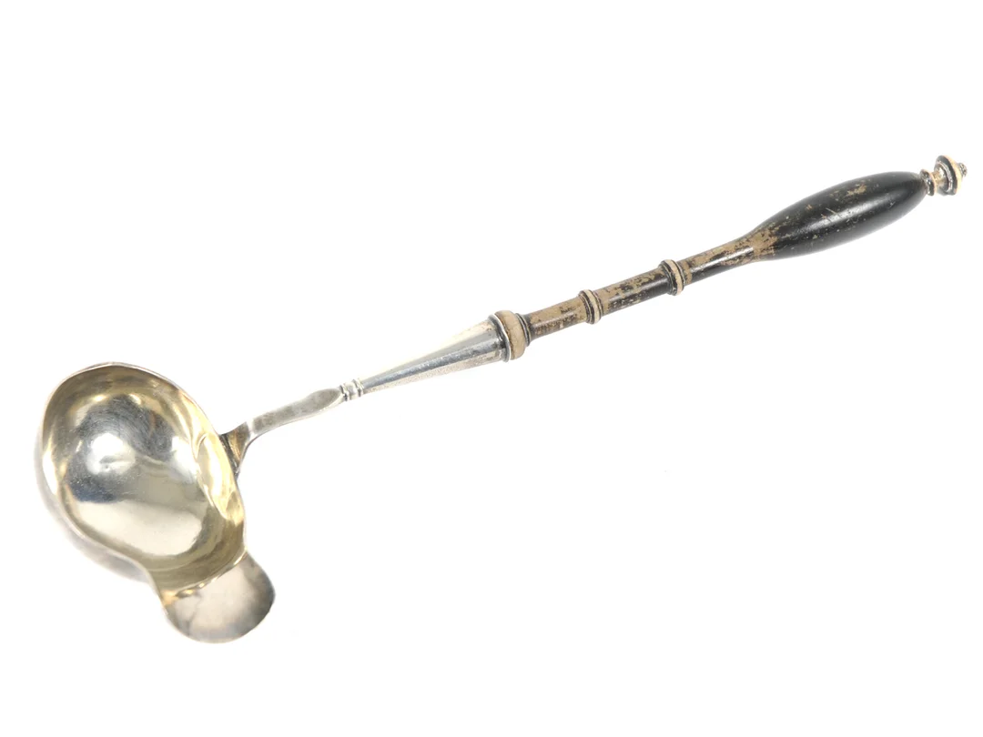 SÅSSLEV, silver, trähandtag, längd 22,5 cm, små bucklor, Sverige 1860. — Silver/Matsilver — Kaplans