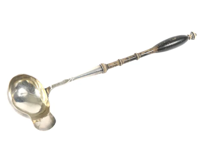 SÅSSLEV, silver, trähandtag, längd 22,5 cm, små bucklor, Sverige 1860.