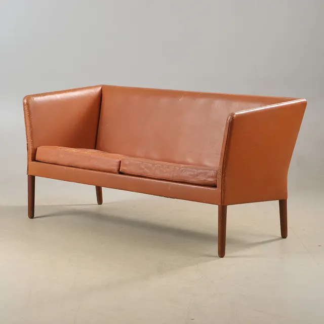 A. BENDER MADSEN & EJNAR LARSEN. TILLSKRIVEN. Soffa, Willy Beck, skinnklädd med ben av teak, 1900-talets mitt.