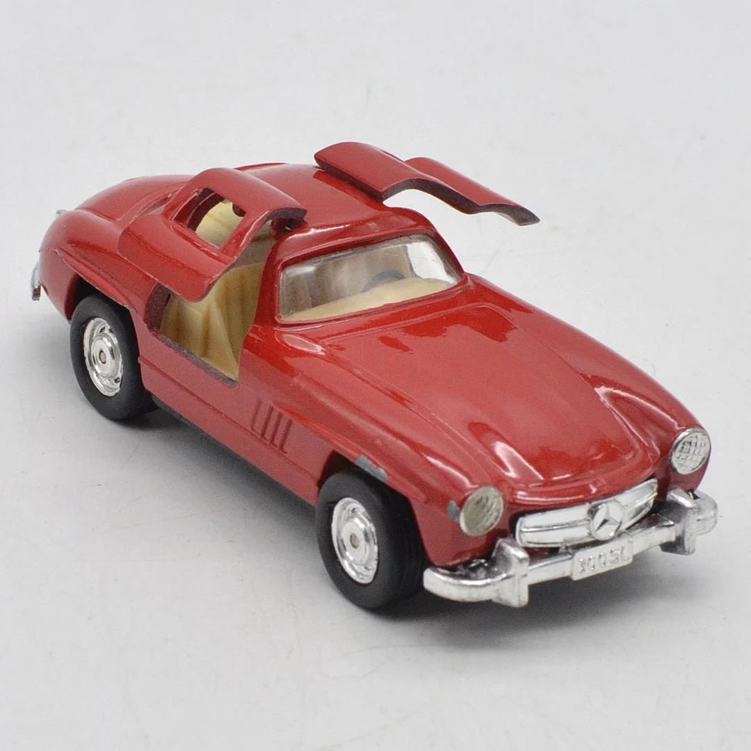 MERCEDES BENZ 300SL 1954, MINIATURMODELL, ROT, SKALIERUNG 1:40. — Model cars — Kunst- und Auktionshaus Kleinhenz