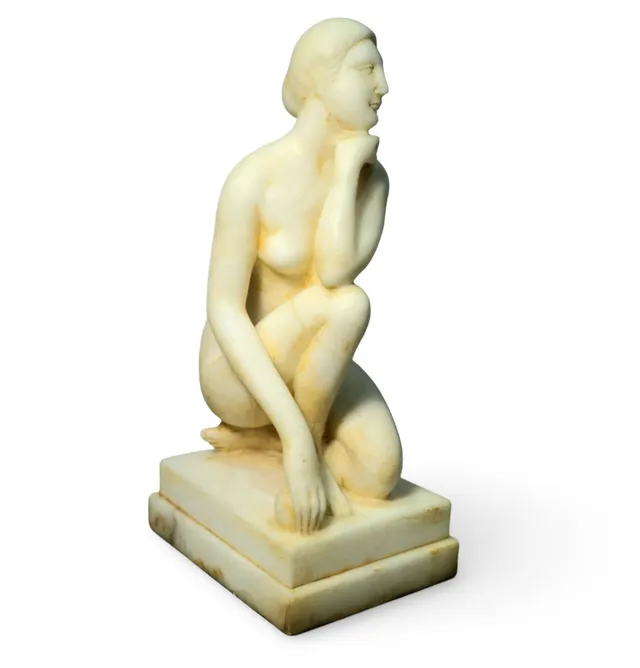 Escultura de joven sentada en mármol tallado. Siglo XX.