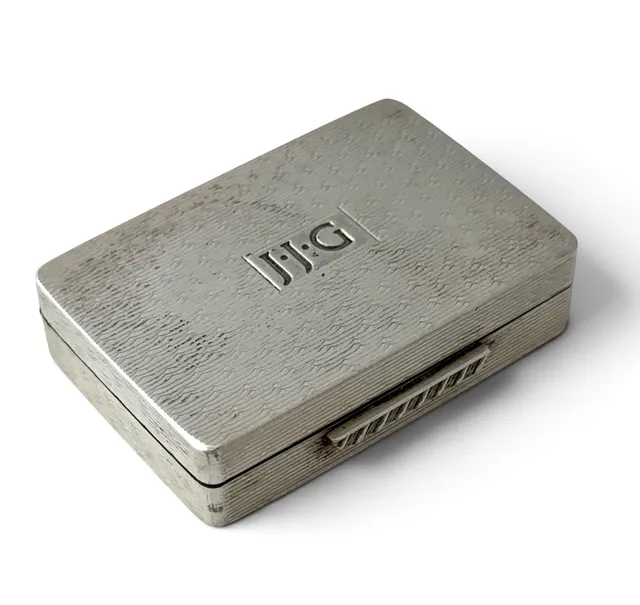 AN ELIZABETH II SILVER PILL BOX.