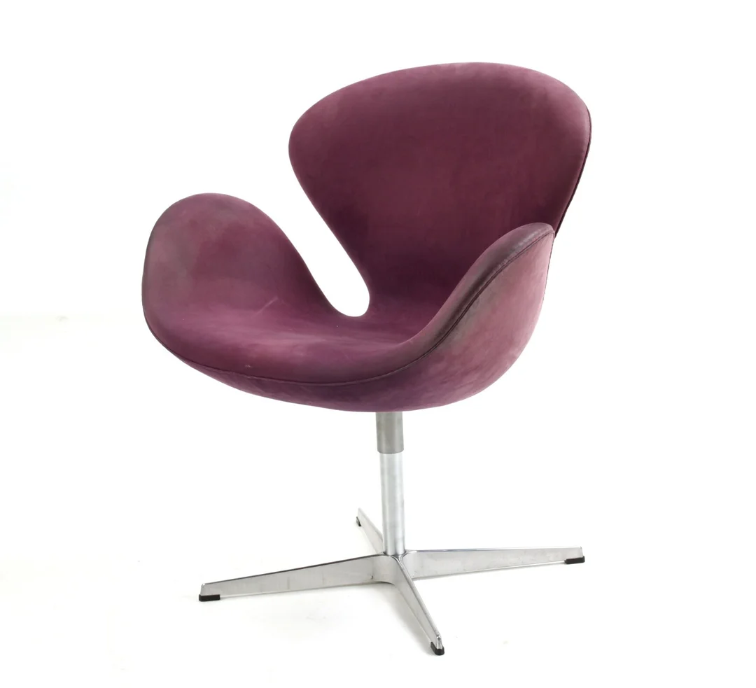 Arne Jacobsen. The swan. Armchair, model 3320, red label — Furniture/Chairs — Lauritz
