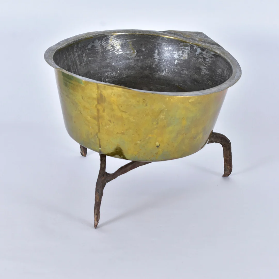 MATKÄRL, mässing, samt eldställ, 1700-tal. — Pewter, Brass & Copper — Halmstads Auktionskammare