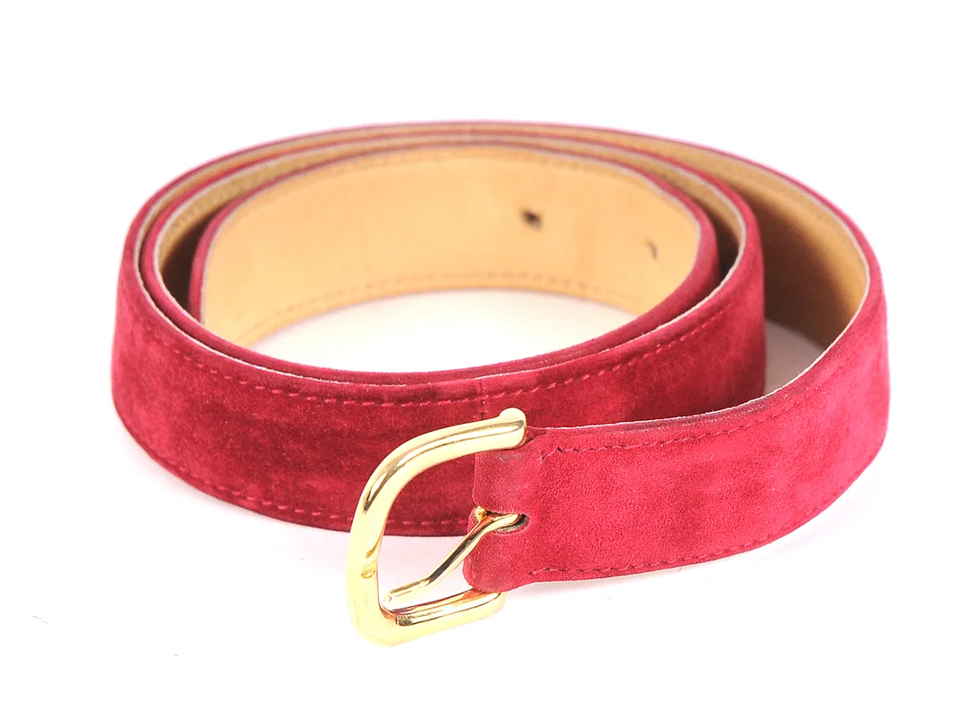 SKÄRP, GUCCI, röd mocka med gulmetall spänne, bredd 2,5 cm, längd 70-75 cm, — Accessoarer/Bälten — Kaplans