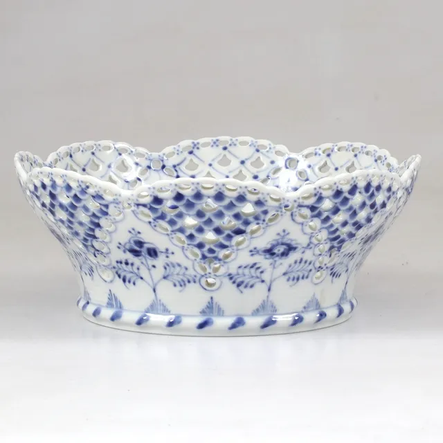 SKÅL, porslin, "Musselmalet" helblond, Royal Copenhagen, Danmark.