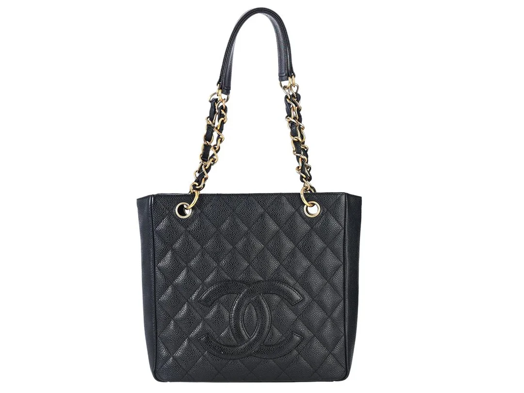 VÄSKA, CHANEL, Tote Shopping Bag, svart quiltat kaviarläder guldfärgade beslag, 24x23x8 cm, hologrammärkt 10840726. år 2005-2006, små fläckar på läder, bruksslitage. — Accessoarer/Väskor — Kaplans