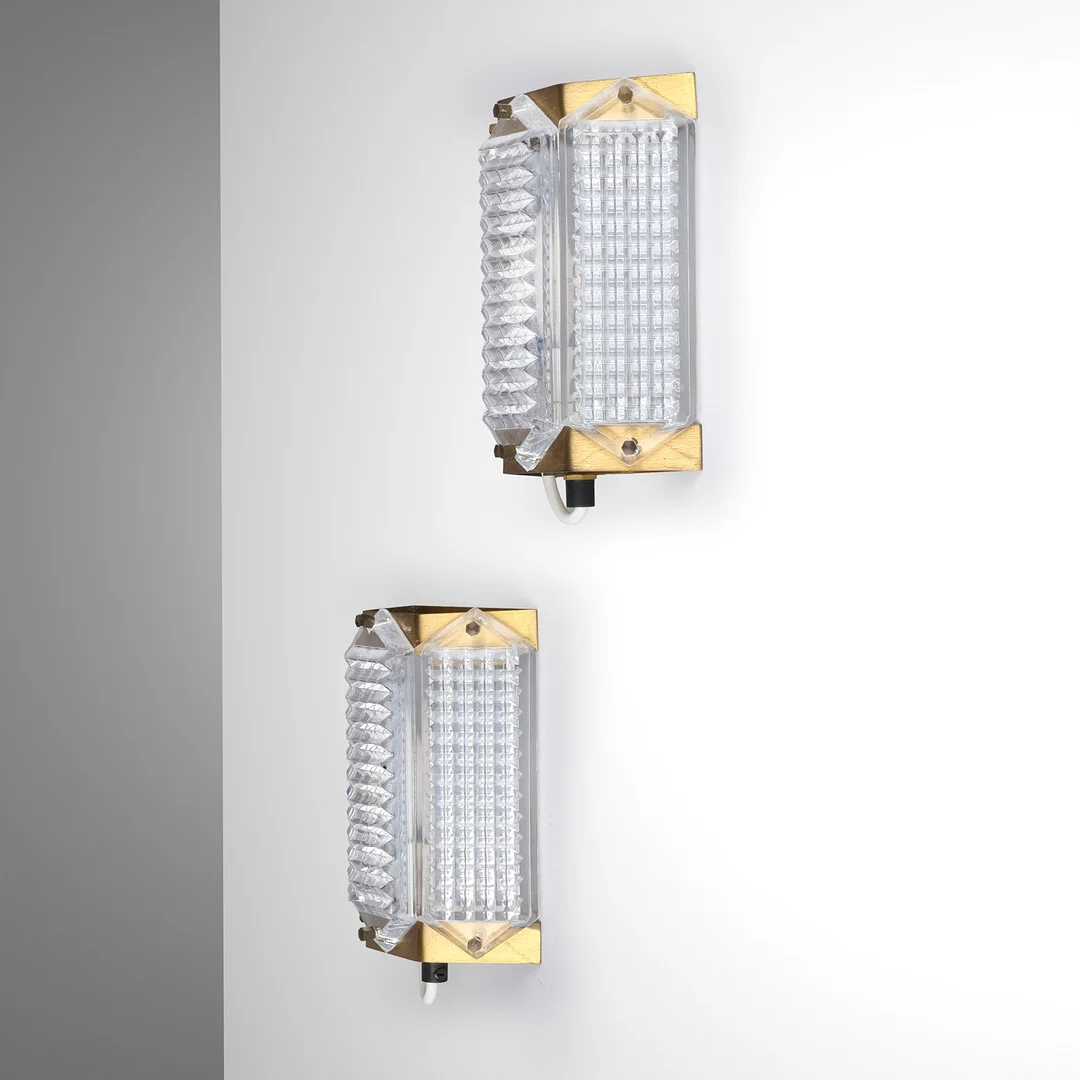 WIKTOR BERNDT. Et par væglamper af messing og presset glas, Swedish Crystal, Sverige, 1960/1970'erne, (2). — Wall Lights — Palsgaard Kunstauktioner