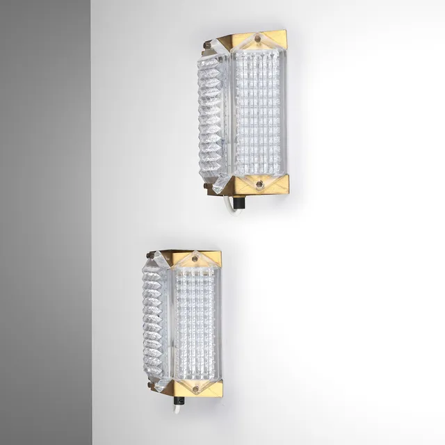 WIKTOR BERNDT. Et par væglamper af messing og presset glas, Swedish Crystal, Sverige, 1960/1970'erne, (2).