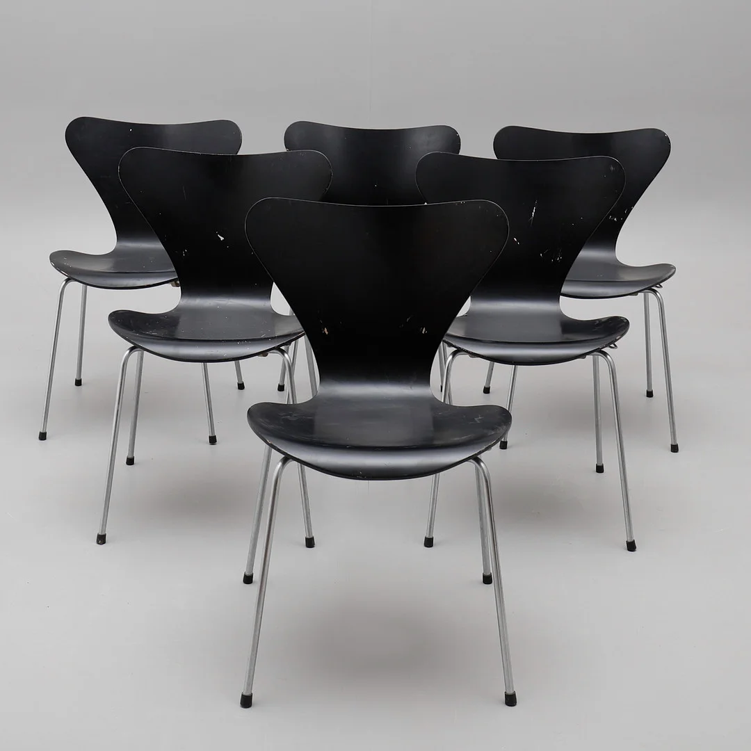 ARNE JACOBSEN. STOLAR, "SJUAN", SEX STYCKEN, FÖR FRITZ HANSEN, DANMARK 1972. — Armchairs & Chairs — Crafoord Auktioner Lund