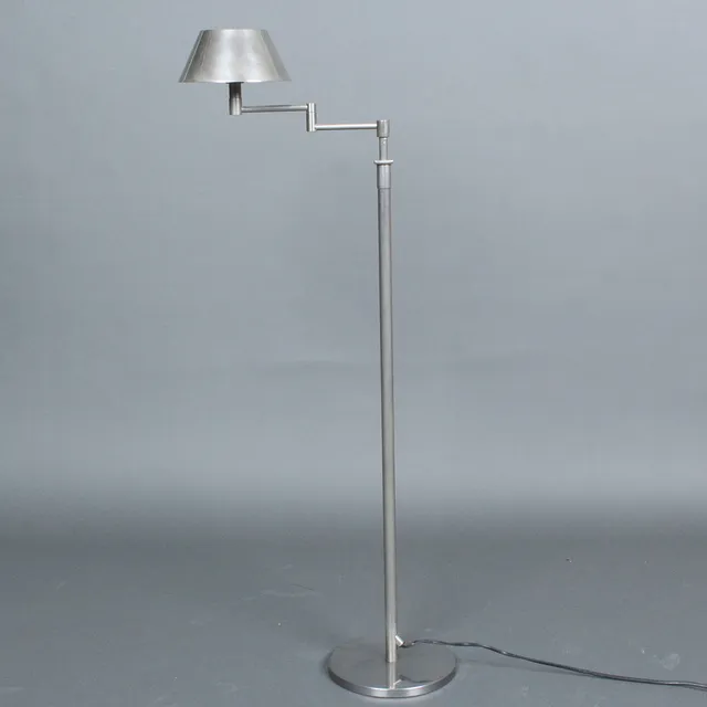 FLORIAN SCHULZ. Schwenkbare Stehlampe/Leselampe der 1970er.