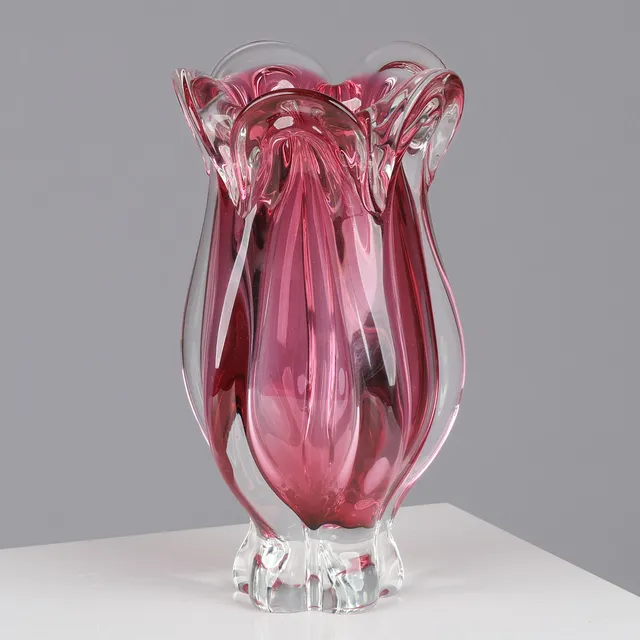 JOSEF HOSPODKA. TILSKREVET. Skulpturel vase af klart og pink glas, Bøhmen, Tjekkoslovakiet, 1900-tallet.