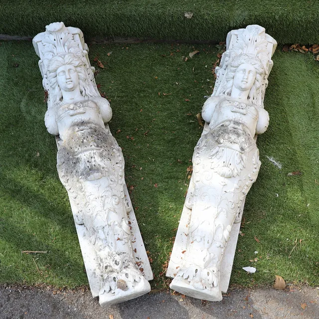 A PAIR OF 18TH CENTURY ITALIAN CARVED MARBLE FIREPLACE JAMBS.