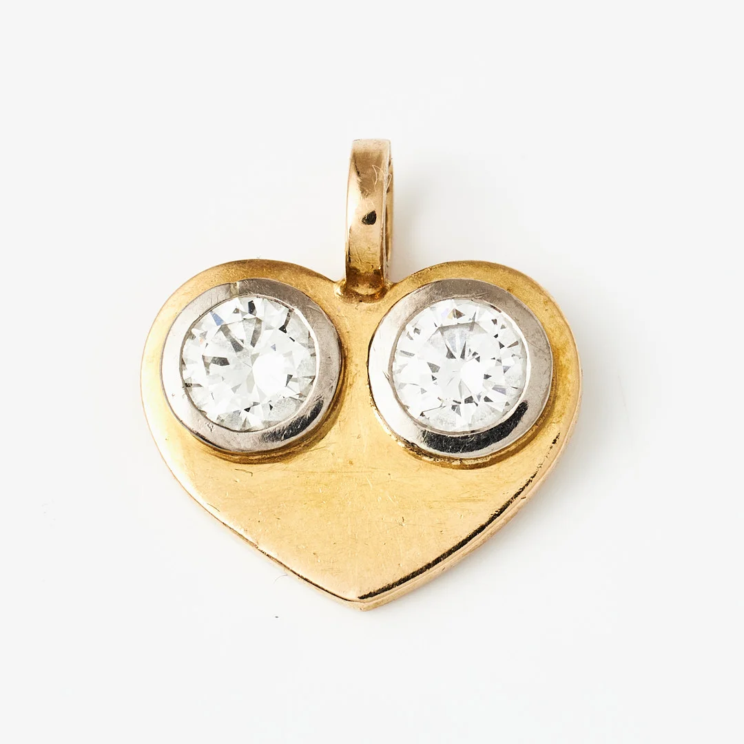 BENGT LILJEDAHL. Hänge, 18 k guld, i form av ett hjärta med 2 briljanter totalt ca 1,00 ct., ca W(H)/VS, Stockholm 1988. — Brooches & Pendants — Stockholms Auktionsverk Magasin 5