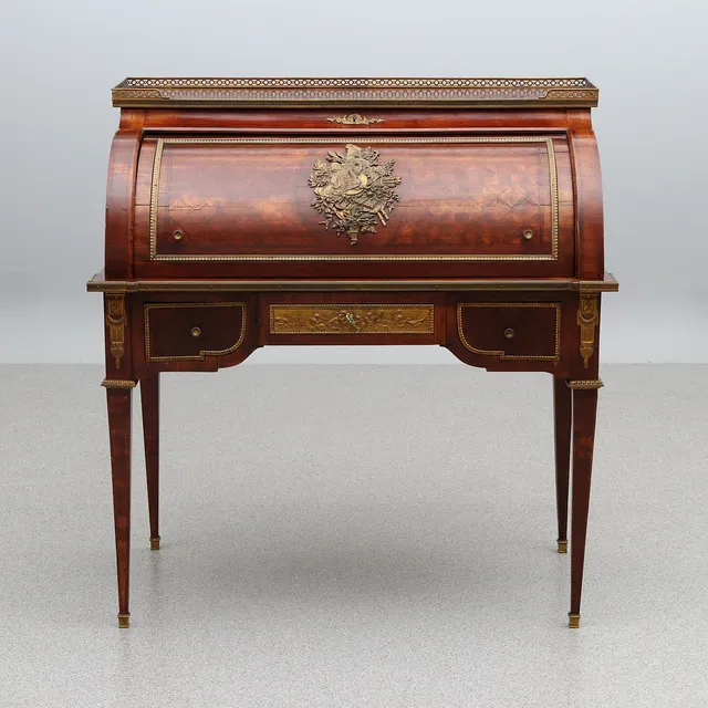 RULLKLAFFSSEKRETÄR. Mahogny, beslag i förgylld brons. Louis XVI-stil, efter Fidelis Schey, 1800-talets andra hälft.