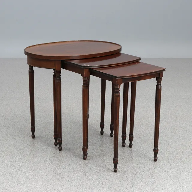 NORDISKA KOMPANIET, SATSBORD, TRE DELAR. Mahogny. Modellnr 45848, formgivet 1945. Plakettmärkt undertill.
